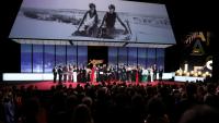 Les lauréats du festival de Cannes sur scène à la fin de la cérémonie de clôture le 23 mai 2026