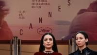 L'actrice et réalisatrice française Hafsia Herzi (g) et l'actrice française Nadia Melliti arrivent à la projection du film "La Petite dernière" lors de la 78e édition du Festival de Cannes, dans le sud de la France, le 16 mai 2025