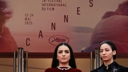 L'actrice et réalisatrice française Hafsia Herzi (g) et l'actrice française Nadia Melliti arrivent à la projection du film "La Petite dernière" lors de la 78e édition du Festival de Cannes, dans le sud de la France, le 16 mai 2025