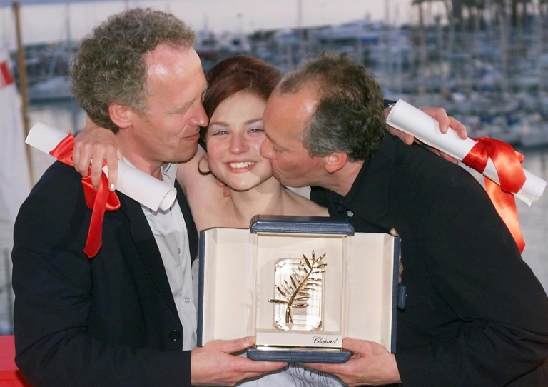 Les frères Luc (d) et Jean-Pierre Dardenne posent avec la comédienne Emilie Dequenne pour la Palme d'or du 52e Festival de Cannes, avec le film