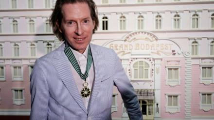 Le cinéaste américain Wes Anderson pose pour une photo après avoir reçu l'insigne français de "Chevalier de l'ordre des Arts et des Lettres", lors d'une cérémonie à la Cinémathèque de Paris, le 30 avril 2025