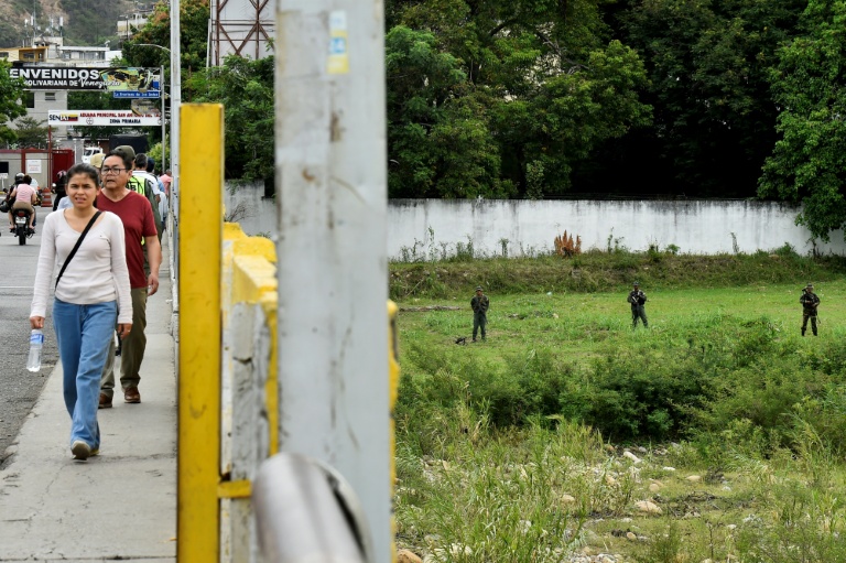Des militaires vénézuéliens patrouillent aux abords du pont Simon Bolivar sur la frontière entre Colombie et Venezuela le 16 octobre 2025