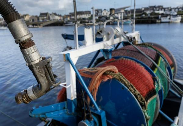 Un tuyau d’avitaillement en gazole près d’un bateau de pêche dans le port du Guilvinec (Finistère), le 11 mars 2026