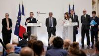 Le Premier ministre Sébastien Lecornu, entouré de plusieurs de ses ministres, Paris, le 21 mai 2026