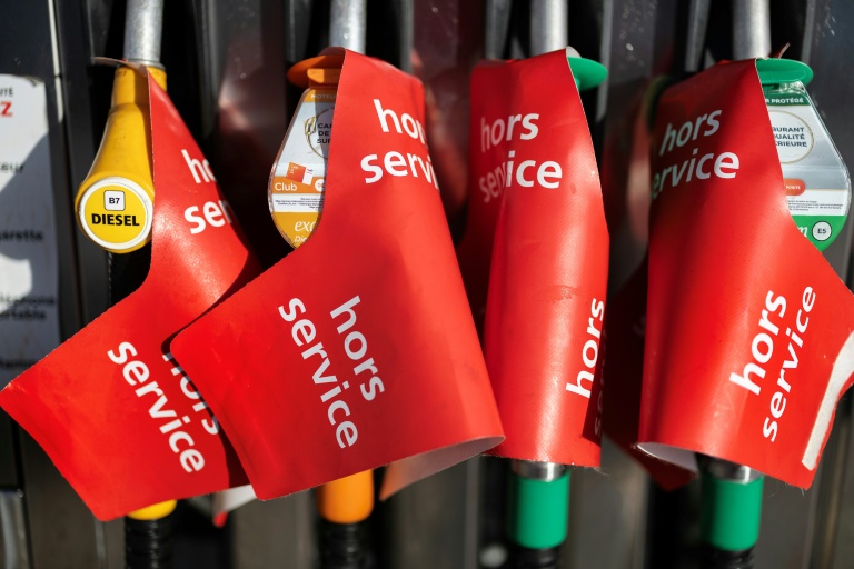 Dans les stations approvisionnées par le champion français des hydrocarbures, la conjoncture chaotique a également des conséquences
