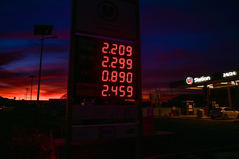 Les prix du carburant affichés dans une station-service de Portiragnes, dans l'Hérault, le 21 septembre 2026