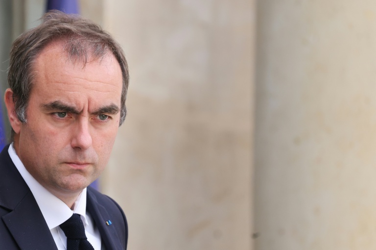 Le Premier ministre français Sébastien Lecornu quitte le palais de l'Elysée, à Paris, le 10 septembre 2026
