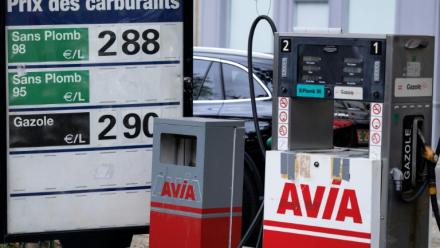 Les prix du carburant affichés dans une station-service Avia à Paris, le 18 septembre 2026