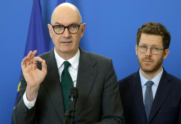 Le ministre de l'Économie et des Finances, Roland Lescure (g), et le secrétaire d'État à la Fonction publique, David Amiel, lors d' une conférence de presse à l'issue d'une réunion ministérielle consacrée aux finances publiques à Paris, le 27 mars 2026