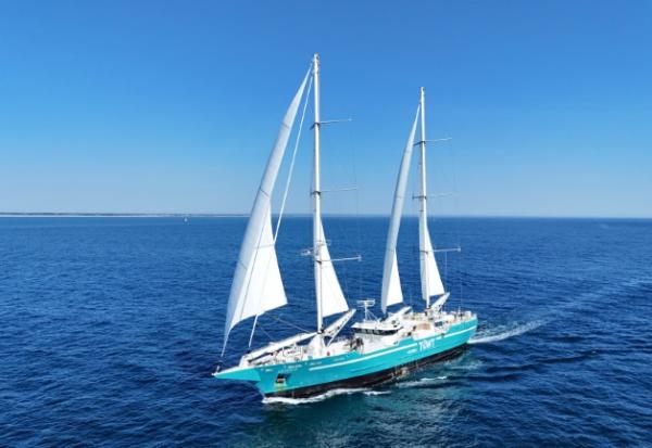 Le voilier Artemis, développé par Towt, au large de Concarneau le 7 avril 2025