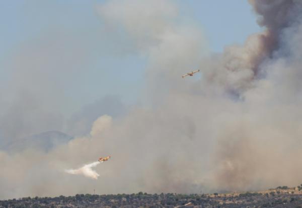 Des avions de lutte contre les incendies Canadair de l'armée de l'air espagnole larguent de l'eau sur un feu de forêt près de San Martín de Valdeiglesias, à l'ouest de Madrid, le 24 juillet 2026.