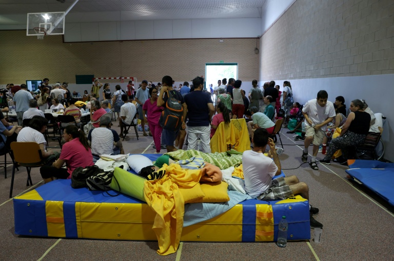 Des habitants évacués en raison d'un incendie de forêt près de San Martín de Valdeiglesias trouvent refuge dans une salle de sport à Villamanta, à l'ouest de Madrid, le 24 juillet 2026.  