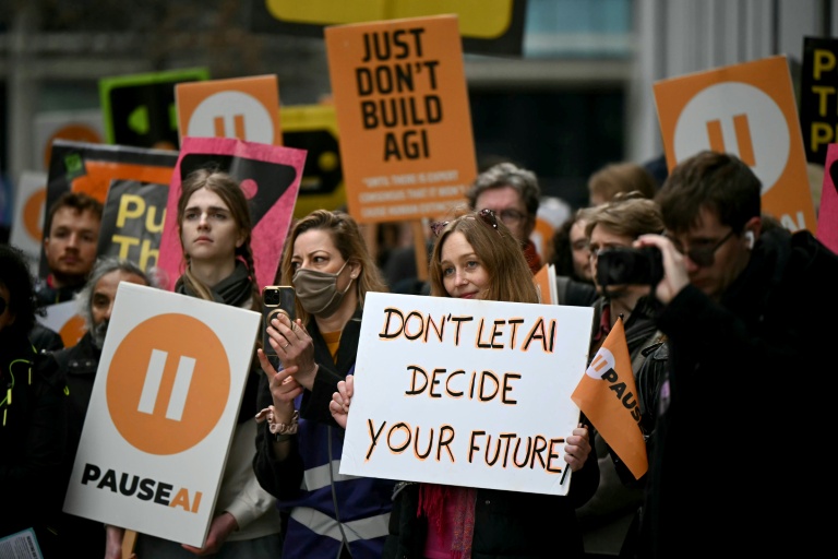 Des manifestants devant les bureaux de Google DeepMind pour réclamer le contrôle du développement de systèmes d'intelligence artificielle avancée, à Londres, le 28 février 2026