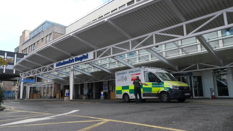 Extérieur de l'hôpital où les victimes de l'attaque au couteau en Angleterre ont été emmenées