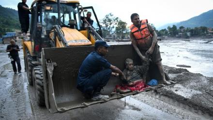 Les secouristes évacuent une personne ayant survécu à la crue soudaine à Devghat, dans le district de Nuwakot au Népal, le 26 août 2026