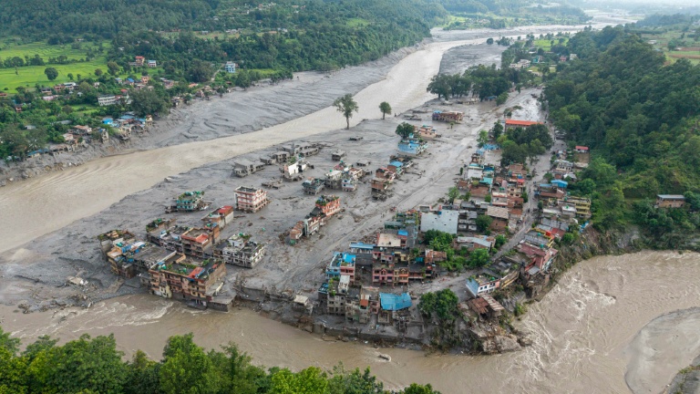 Vue aérienne de Devighat, après des inondations meurtrières le 27 août 2026 au nord de Katmandou au Népal, à la frontière avec le Tibet