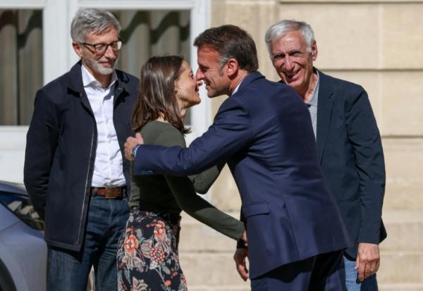 Le président Emmanuel Macron ((c,d), accompagné de l'ambassadeur de France en Iran Pierre Cochard (g), accueille à l'Elysée Cécile Kohler et Jacques Paris (s), libérés par l'Iran après trois ans et demi de détention, le 8 avril 2026 à Paris