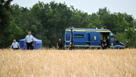 Des gendarmes près du site où sont menées des recherches pour retrouver le corps de Delphine Aussaguel, le 16 juillet 2026 à Villenue-sur-Vère, dans le Tarn