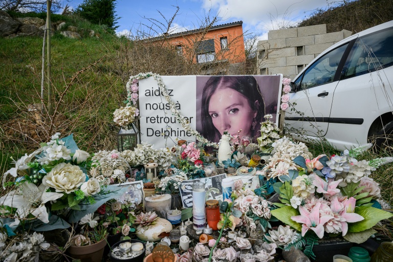Des bougies et des fleurs disposées devant la maison de Delphine (portrait) et Cédric Jubillar à Cagnac-les-Mines, le 6 mars 2025
