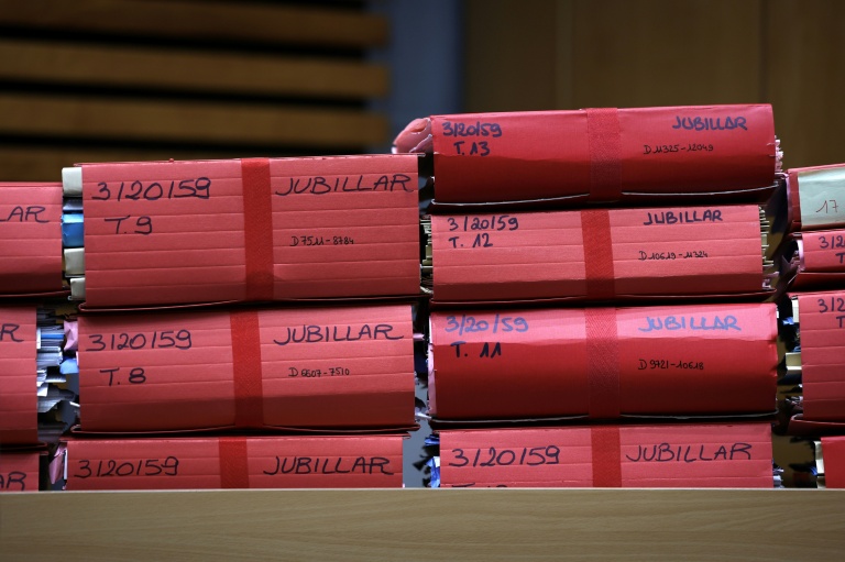 Une partie des dossiers de l'affaire Jubillar dans la cour d'assises du Tarn, à Albi, le 21 octobre 2025