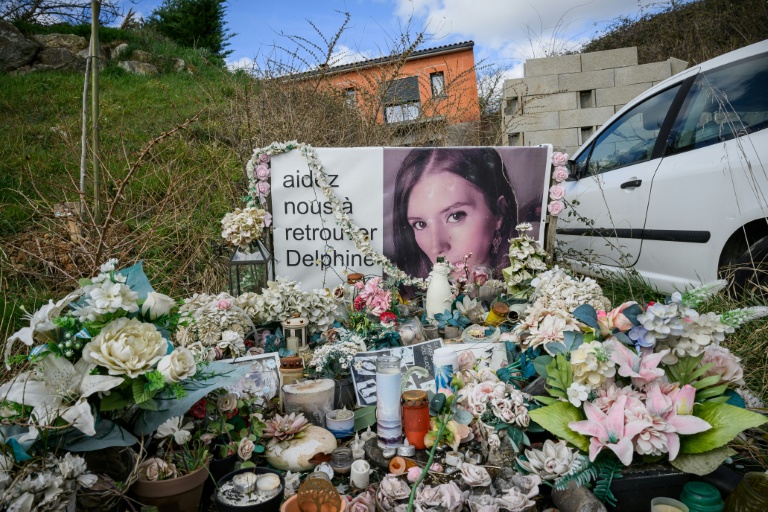 Des bougies et des fleurs sont déposées devant la maison de Delphine et Cédric Jubillar à Cagnac-les-Mines, dans le Tarn, le 6 mars 2025