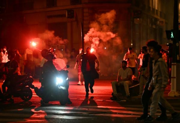 Des supporteurs du Paris Saint-Germain célèbrent la victoire de leur club le 1er juin 2025 à Paris