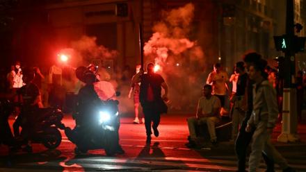 Des supporteurs du Paris Saint-Germain célèbrent la victoire de leur club le 1er juin 2025 à Paris