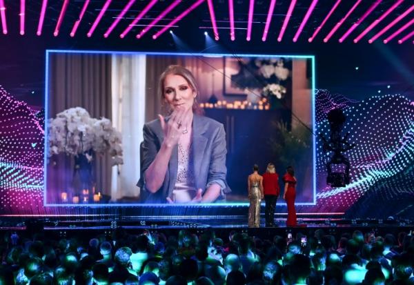 La chanteuse canadienne Céline Dion apparaît sur un écran géant lors de la répétition générale de la finale de l'Eurovision à Bâle, le 16 mai 2025 en Suisse
