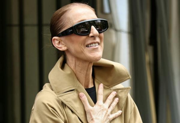 Céline Dion rencontre ses fans en arrivant au palace Le Royal Monceau, à Paris, le 28 août 2026