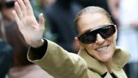 La chanteuse Céline Dion salue ses fans à son arrivée à l'hôtel Le Royal Monceau à Paris, le 28 aôut 2026