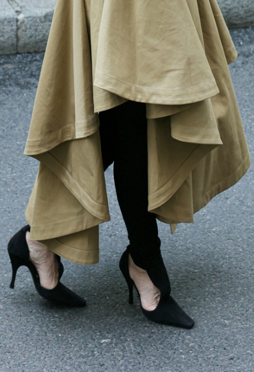 Détail vestimentaire de la tenue portée par la chanteuse canadienne Céline Dion à son arrivée à l'hôtel parisien Royal Monceau, le 28 août 2026 