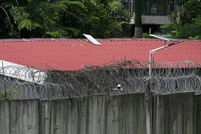 Ce qui semble être une antenne parabolique Starlink sur le toit d'un bâtiment du complexe KK Park, en Birmanie, le 17 septembre 2025
