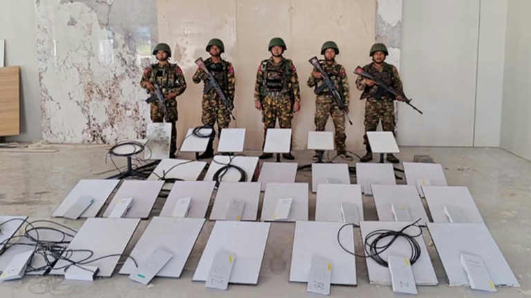 Des militaires de la junte birmane à côté d'appareils Starlink saisis au KK Park - photo prise le 20 octobre 2025 et publiée le 22 octobre par l'armée birmane