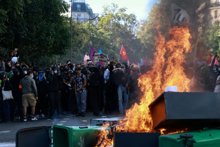 Des poubelles et du mobilier urbain incendiés lors d'une manifestation de lycéens à Paris, le 6 octobre 2026