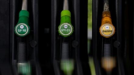 Le prix du litre de gazole s'élevait en moyenne au vendredi 21 novembre à 1,697 euro le litre, celui du super SP95-E10 à 1,707 euro le litre, selon le dernier relevé du ministère de la Transition écologique.