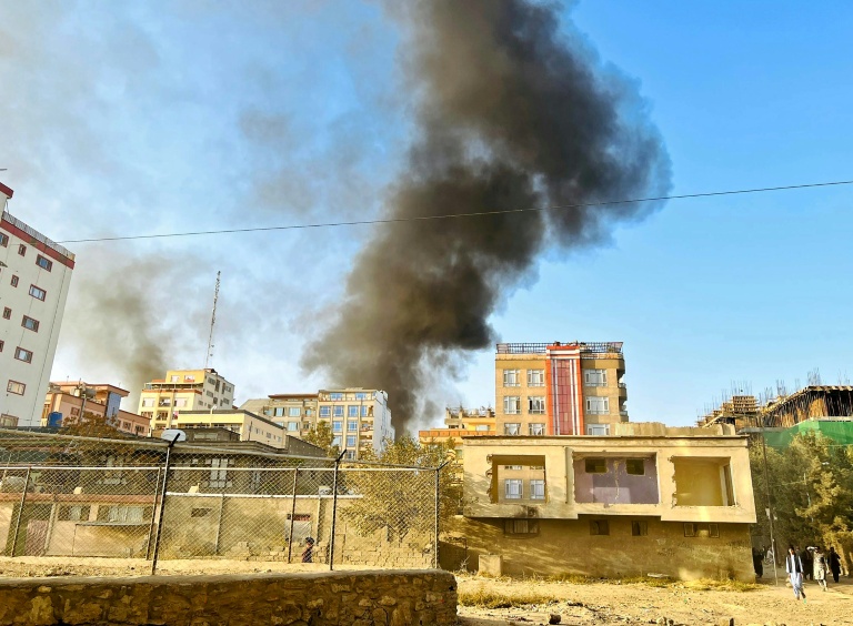 La fumée d'explosions au-dessus de Kaboul le 15 octobre 2025