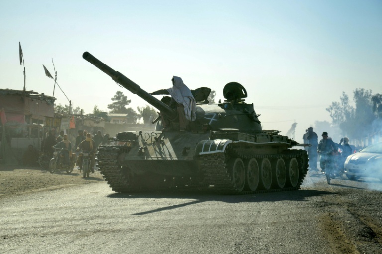 Un char soviétique des forces talibanes dans le district de Spin Boldak, sud de l'Afghanistan, le 15 octobre 2025
