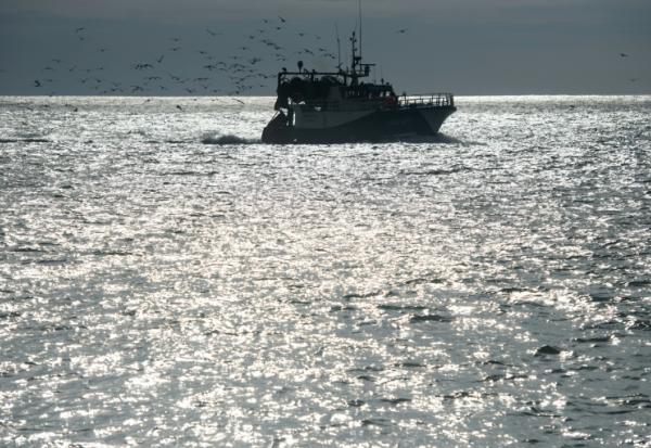 Un chalutier près du port des Sables-d'Olonne, le 12 février 2021 dans l'ouest de la France