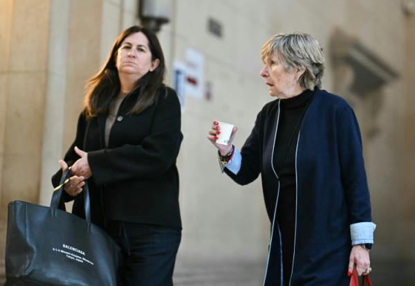 Mimi Marchand, à droite, arrive avec son avocate Caroline Toby au palais de justice de Paris le 12 octobre 2026 
