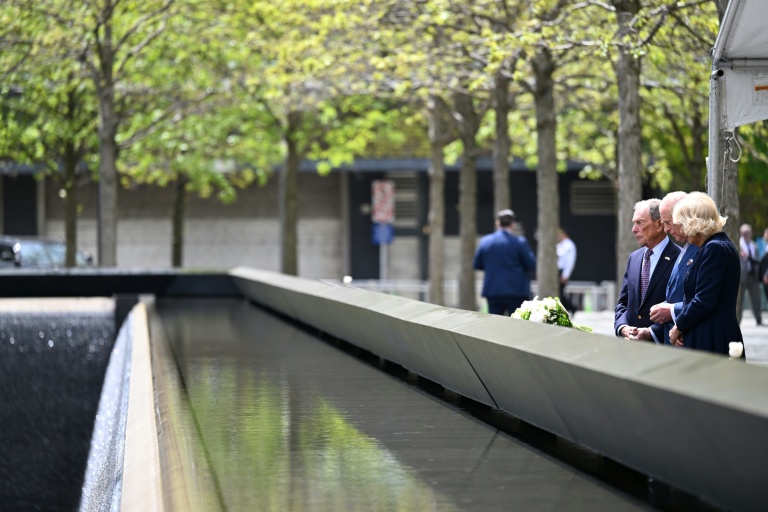 Le roi Charles III et la reine Camilla déposent des fleurs lors de leur visite au mémorial du 11-Septembre aux côtés de l'ancien maire de New York Michael Bloomberg (g), le 29 avril 2026