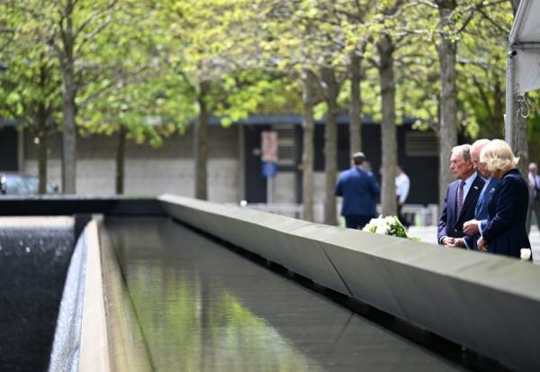 Le roi Charles III et la reine Camilla déposent des fleurs lors de leur visite au mémorial du 11-Septembre aux côtés de l'ancien maire de New York Michael Bloomberg (g), le 29 avril 2026