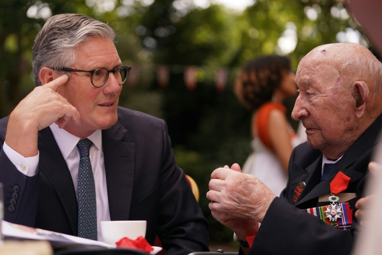 Keir Starmer échange avec Stanley Ellis, vétéran de la Seconde Guerre mondiale, dans les jardins de Downing Street à Londres le 14 août 2025