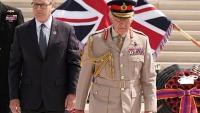 Le Premier ministre britannique Keir Starmer et le roi Charles III arrivent à la commémoration nationale des 80 ans de la fin de la guerre dans le Pacifique au National Memorial Arboretum à Alrewas, dans le centre de l'Angleterre, le 15 août 2025