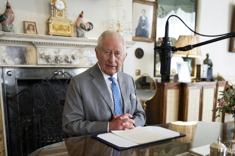 Le roi Charles III à Clarence House à Londres en août 2025 lors de l'enregistrement de son discours sur les 80 ans de la fin de la guerre dans le Pacifique