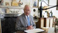 Le roi Charles III à Clarence House à Londres en août 2025 lors de l'enregistrement de son discours sur les 80 ans de la fin de la guerre dans le Pacifique