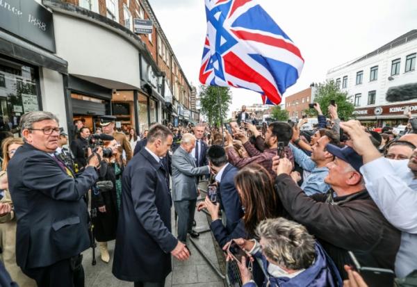Le roi Charles III salue des habitants du quartier de Golders Green, le 14 mai 2026 à Londres