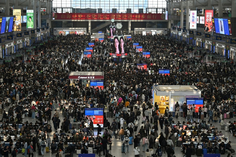 Des passagers s'apprêtent à prendre le train à Shanghai le 30 avril 2026