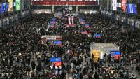 Des passagers s'apprêtent à prendre le train à Shanghai le 30 avril 2026