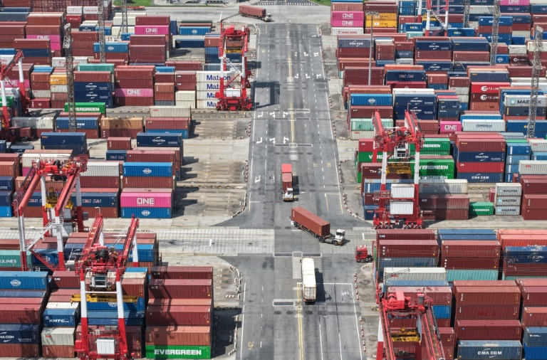 Vue aérienne de camions et de conteneurs au port de Shanghai, le 13 octobre 2025 en Chine