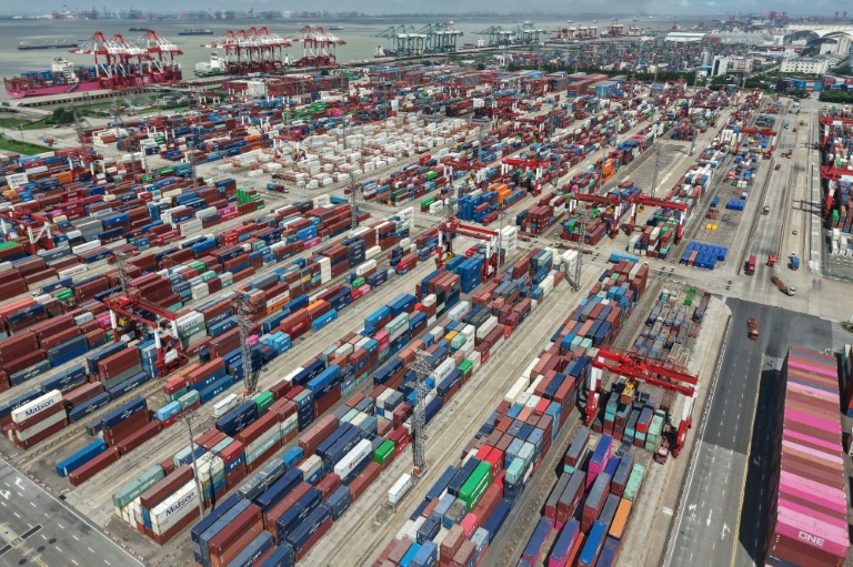 Vue aérienne de conteneurs au port de Shanghai, le 13 octobre 2025